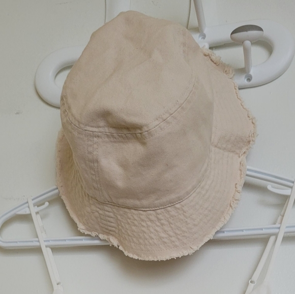 Aritzia Everly Cami and Bucket hat - Picture 2 of 2